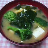 豆腐とワカメとブロッコリーの味噌汁☆